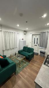 Walsall 3 Bedrooms WiFi & gated Car park 7Sleeps 70 Windsor