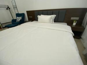 MOA Home For Family Trips & Getaways Kitchen-505