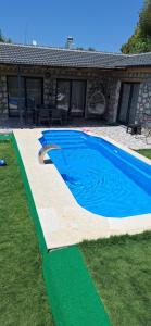 havuzlu taş yapı kiralık villa