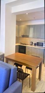 Cozy 2-Bed Apartment by the Kings Avenue Mall