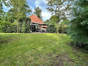 Recreational cottage with lots of privacy, large forest garden!