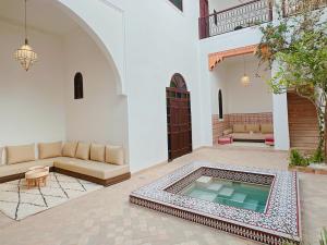 Riad Solila, Fabuleux riad avec 4 Suites, Piscine Chauffée et Rooftop - 5 min de Jamaa El Fna