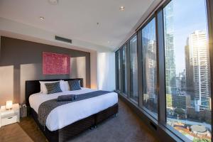 Freshwater PL - Modern City View Apartment with Balcony and River Views