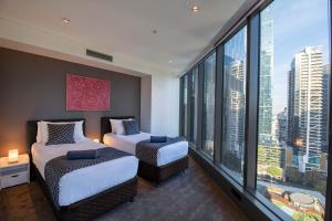 Freshwater PL - Modern City View Apartment with Balcony and River Views