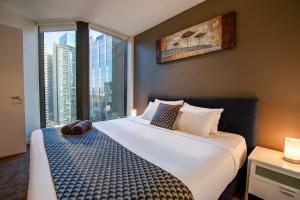 Freshwater PL - Modern City View Apartment with Balcony and River Views
