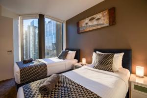 Freshwater PL - Modern City View Apartment with Balcony and River Views