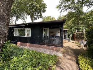 Boshuis Bubbels Wellness Chalet with Private HOTTUB and SAUNA - Super Holiday House with Huge Garden and Private Parking Space - Veluwe Holiday Voorthuizen