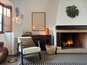 The Old House with Heated Pool, BBQ, Fireplace