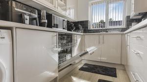 Autumn House - Spacious 4 Bedroom, Smart TVsRooms