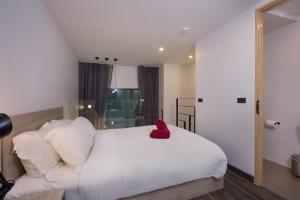 Duplex Loft near Nai Harn Beach with Pools & Gym - Utopia Loft B125