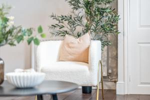 Stunning and Charming 4-bed Home in Newark by Renzo, Free Wi-Fi, Sleeps 8!