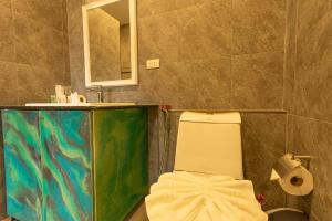 C126 Walk to Beach Global & Local Eats Pool & Gym