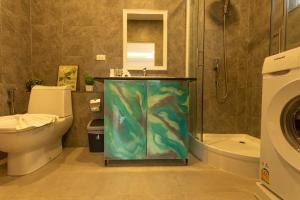 C126 Walk to Beach Global & Local Eats Pool & Gym