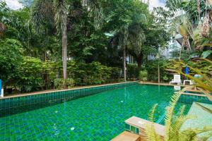 C126 Walk to Beach Global & Local Eats Pool & Gym