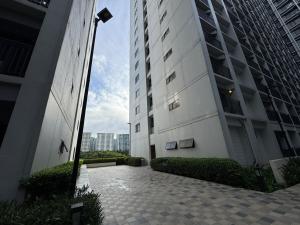 Relaxing Staycation Pool View Shore 2 Residences RM 302 by Prime Stay MOA