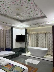 Hide-In Udaipur - A Lake View Boutique Hotel