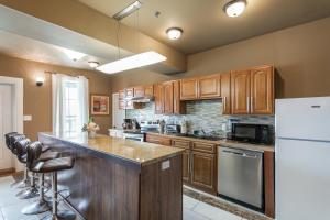 Baronne Street Spacious and Fully Furnished Condo