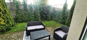 Przystań parking ogródek blisko jeziora i mariny dla jachtów