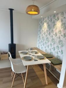 Central Town Duplex with Pool, BBQ & Mountain View