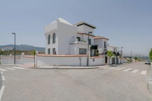 Spacious Villa in Granada with Private Pool and Jacuzzi