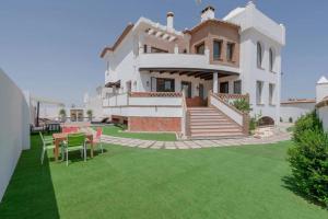 Spacious Villa in Granada with Private Pool and Jacuzzi