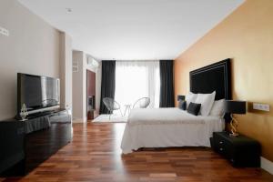 Spacious Villa in Granada with Private Pool and Jacuzzi