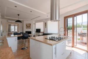 Spacious Villa in Granada with Private Pool and Jacuzzi