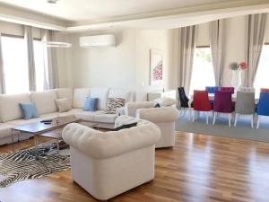 Spacious Villa in Granada with Private Pool and Jacuzzi