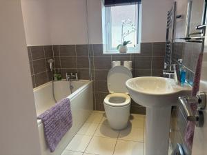 Spacious 3 Bed House in Horsham