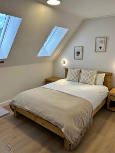 Central Town Duplex with Pool, BBQ & Mountain View