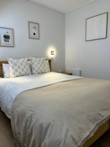 Central Town Duplex with Pool, BBQ & Mountain View