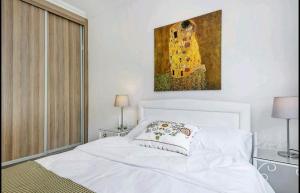 Amazing Sea View -3 Bed Ground Floor Garden Apartment