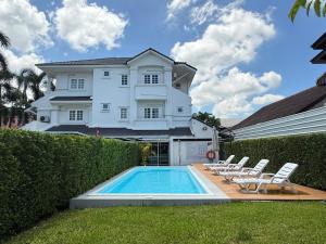 Mini-Me HUBS, Charm Suites & Pool in Old City