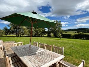 Greenmyre Farmhouse with Hot Tub