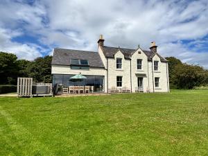 Greenmyre Farmhouse with Hot Tub