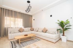 La Brise de Merkala - Appartement spacieux avec Balcon - 5 à pied de la plage de Merkala et de la Corniche - WIFI et IPTV