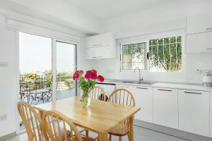 Amazing Sea View -3 Bed Ground Floor Garden Apartment