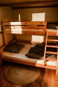 Basen Przesieka - drewniany dom z dużym stawem