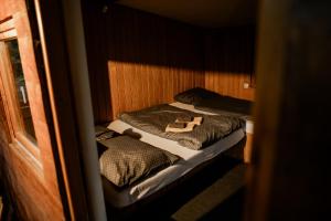 Basen Przesieka - drewniany dom z dużym stawem