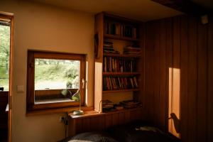 Basen Przesieka - drewniany dom z dużym stawem