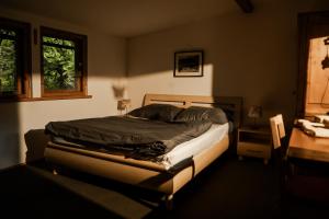 Basen Przesieka - drewniany dom z dużym stawem