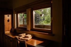 Basen Przesieka - drewniany dom z dużym stawem