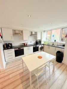 15 min to Central London Guest Suites 22