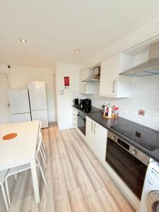15 min to Central London Guest Suites 22