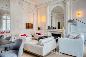 Le Jeanne dArc magnifique F3 de style haussmannien !