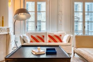 Le Jeanne dArc magnifique F3 de style haussmannien !