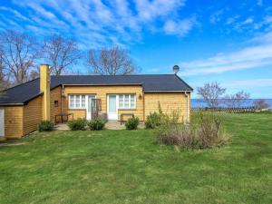 Apartment Zina - 25m from the sea by Interhome