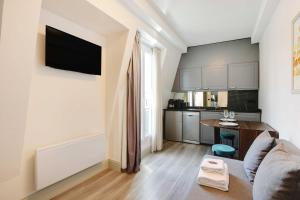 Amazing 2BD 6P apt with A C - Bastille