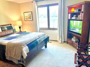 Sunlit Maple Inn-Rest Awaits You