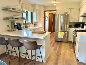 Sunlit Maple Inn-Rest Awaits You